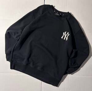 MLB New York Yankees Big Logo Graphic Crewneck Sweatshirt